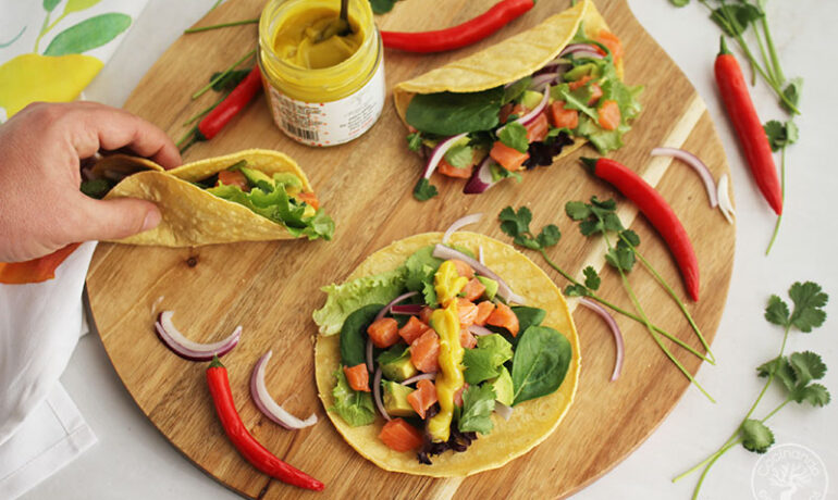 Tacos de salmón ahumado, aguacate y emulsión picante de AOVE