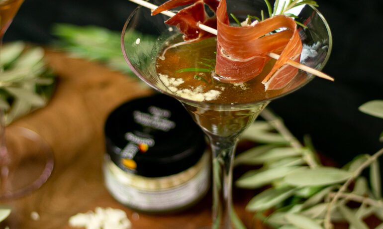 Cóctel de Jerez, con jamón y polvo de AOVE