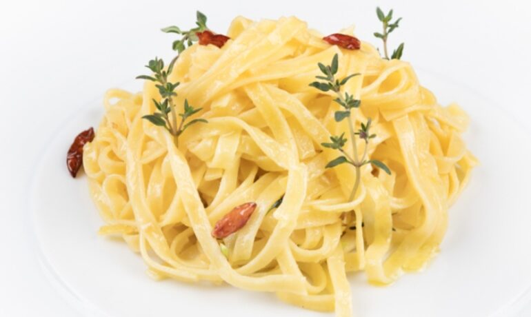 Tagliatelle con Salsa de Ajo, Cayena y Aove