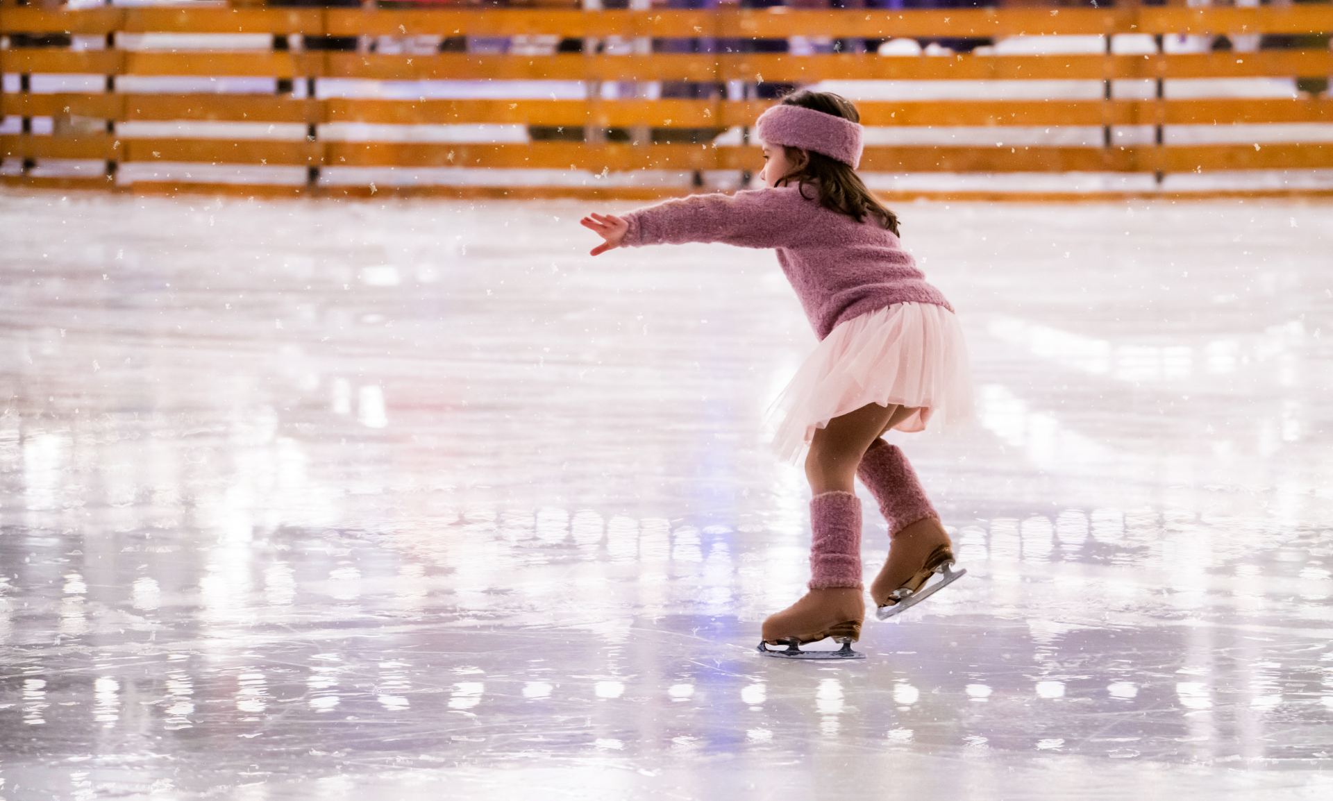 el_hielo_azul_patinadora Chica patinando en una pista del hielo azul