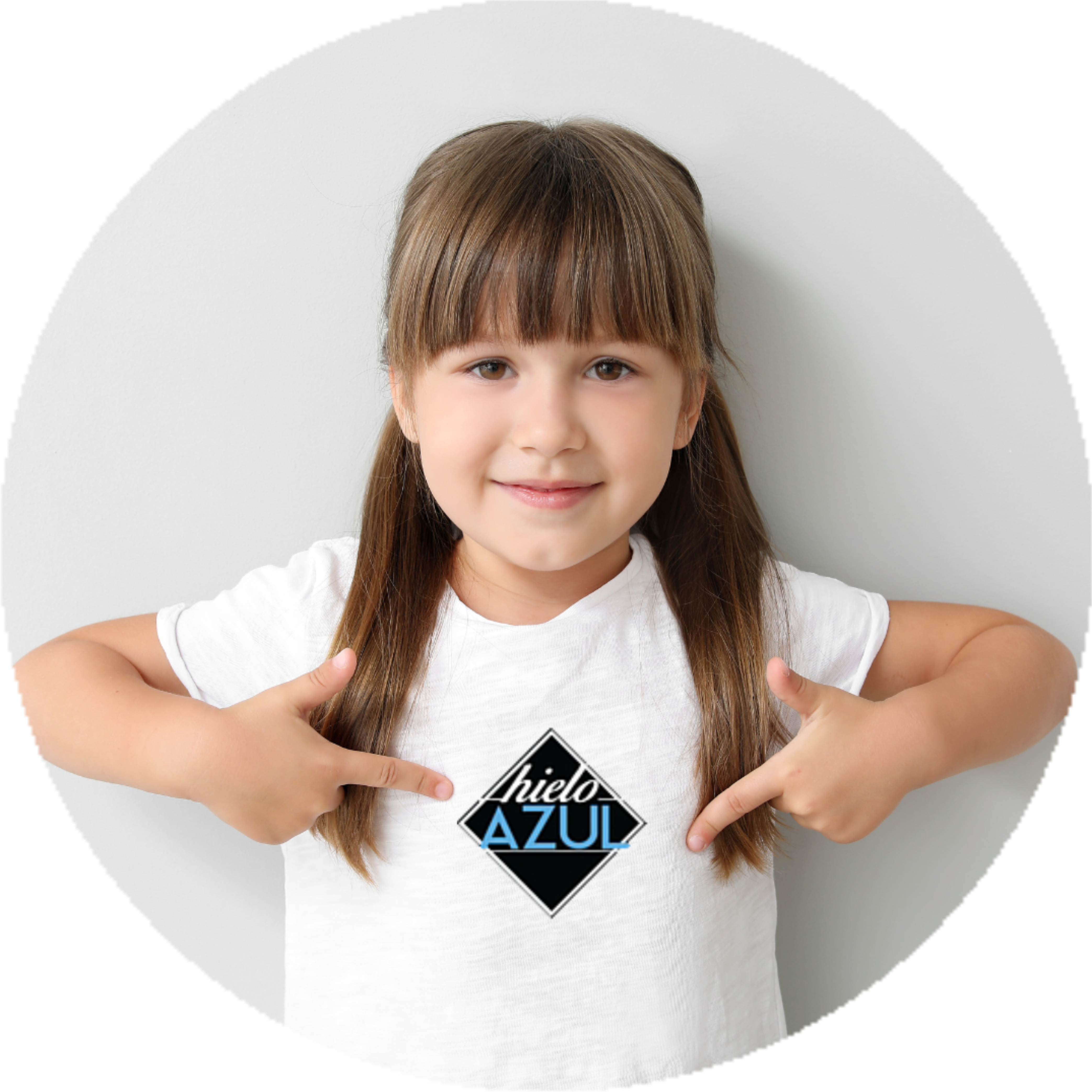 nosotros_el_hielo_azul Chica enseñando el logo del hielo azul